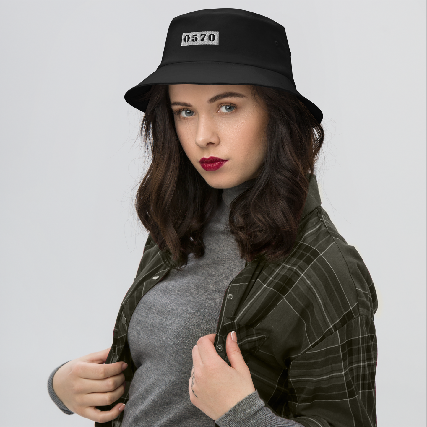 0416 BUCKET HAT WOMAN 1